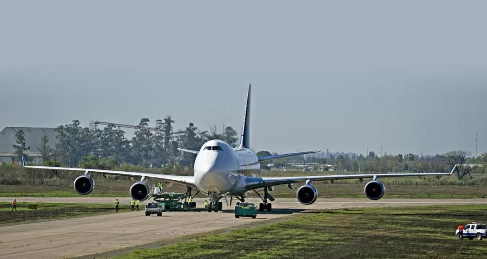GIGANTE. Un Boeing 747, en el aeropuerto tucumano. LA GACETA / FOTO DE JORGE OLMOS SGROSSO.-