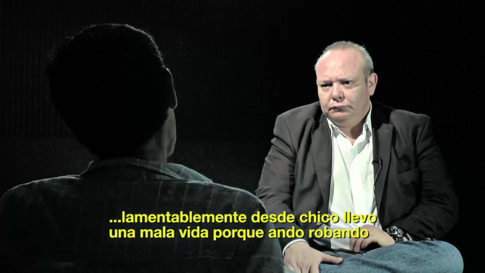EN PRIMERA PERSONA. El delincuente (de espaldas) habló con la producción de “Panorama Tucumano”. Panorama Tucumano - LAGACETA TV.-