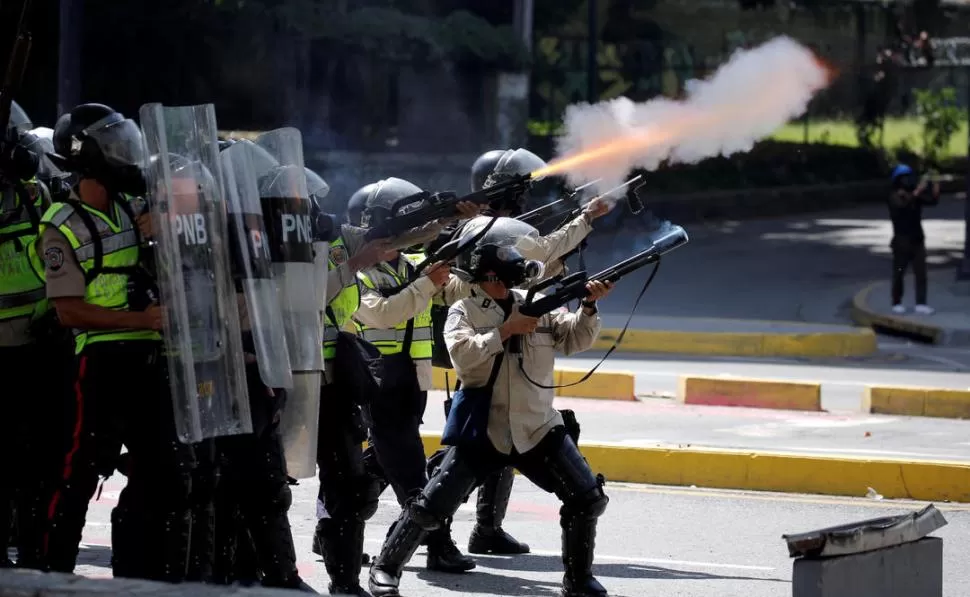 DOS MESES DE PROTESTAS. La Policía Nacional Bolivariana disuadió con gas lacrimógeno y postas de goma las manifestaciones populares de ayer. Reuters