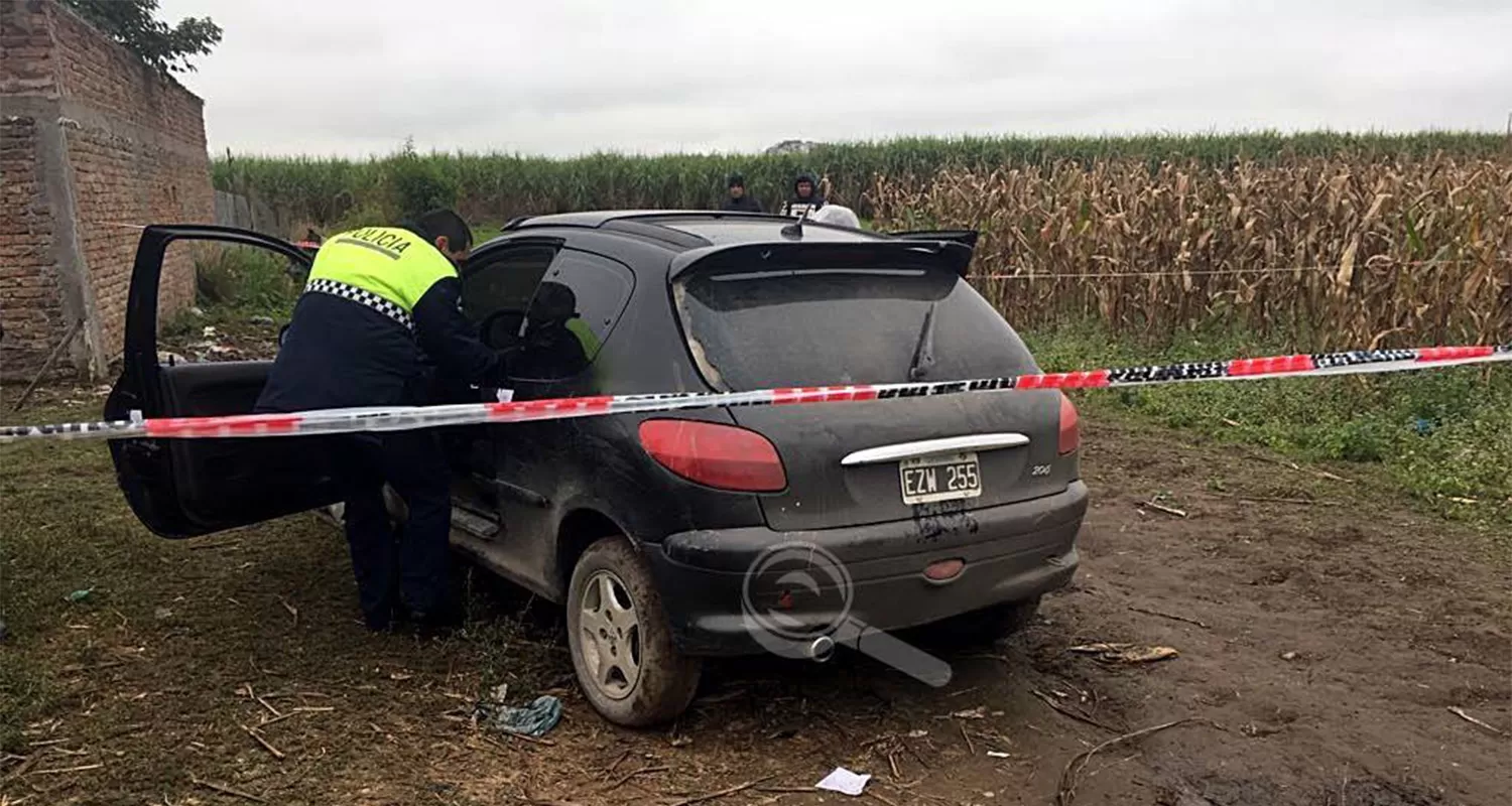 ABANDONADO. El auto quedó a metros de un maizal. FOTO TOMADA DE BAJOLALUPANOTICIAS.COM.AR