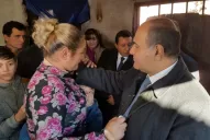 Manzur y Jaldo visitaron a la mujer que no pudo pagar la luz, prendió velas y se le incendió la casa