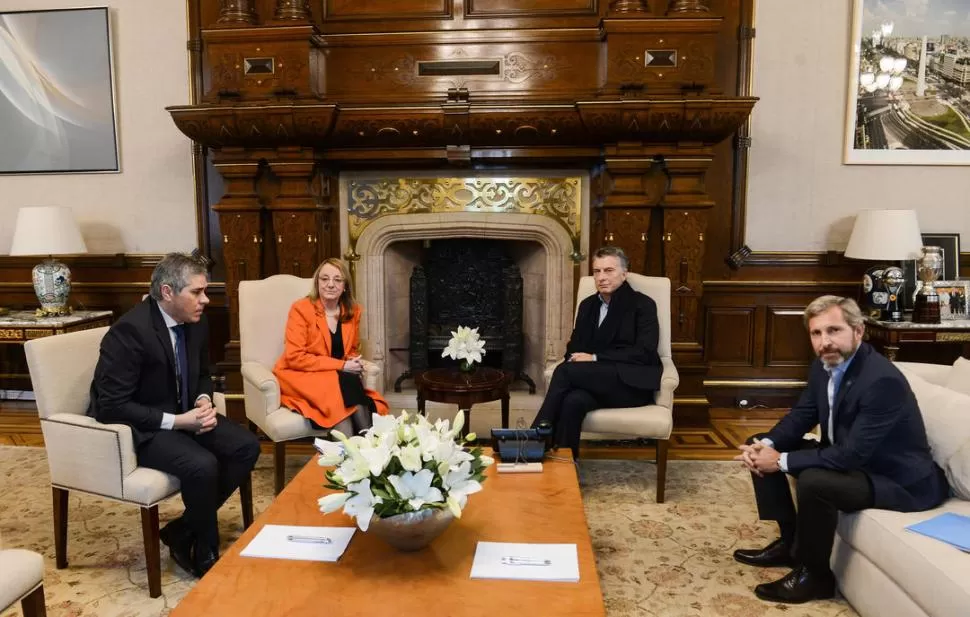 ROSTROS ADUSTOS. Kirchner y su vicegobernador fueron recibidos ayer por el presidente Macri y por el ministro del Interior, Rogelio Frigerio. Dyn