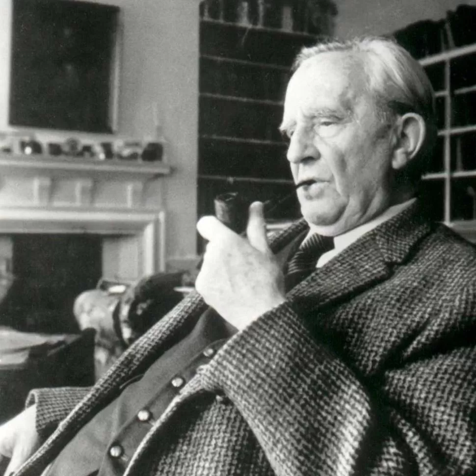 EL AUTOR. Tolkien murió en 1973. Su hijo, Christopher, fue el encargado de rescatar el material y de editarlo. 