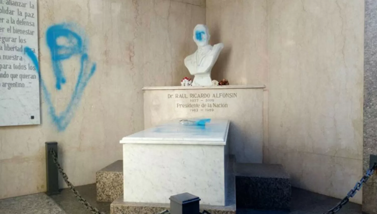 ESCRACHE. Ricardo Alfonsín denunció a través de la red social Twitter que el mausoleo de su padre Raúl fue vandalizado con pintadas.

