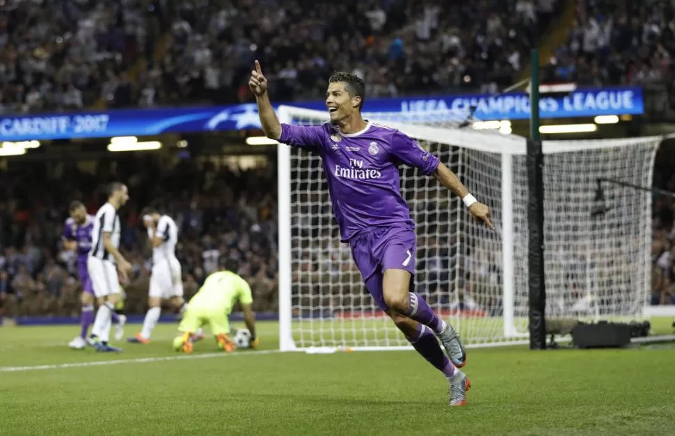 ÍDOLO. Cristiano, que ayer llegó a su gol número 600 en su carrera, festeja el 3-1 que le marcó a Juventus, en Gales. Reuters