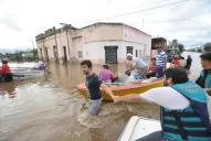 “Vamos a reconstruir todo lo que se llevó el agua”, afirma Manzur