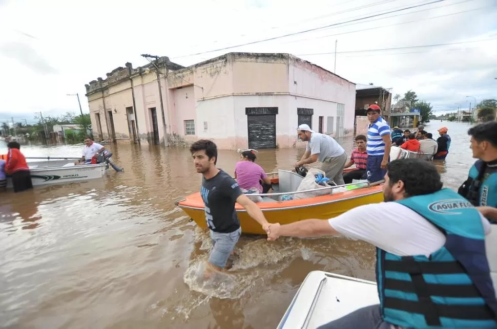 BAJO EL AGUA. El rebalse del dique Escaba inundó por completo los pueblos. la gaceta / foto de Osvaldo Ripoll (archivo)