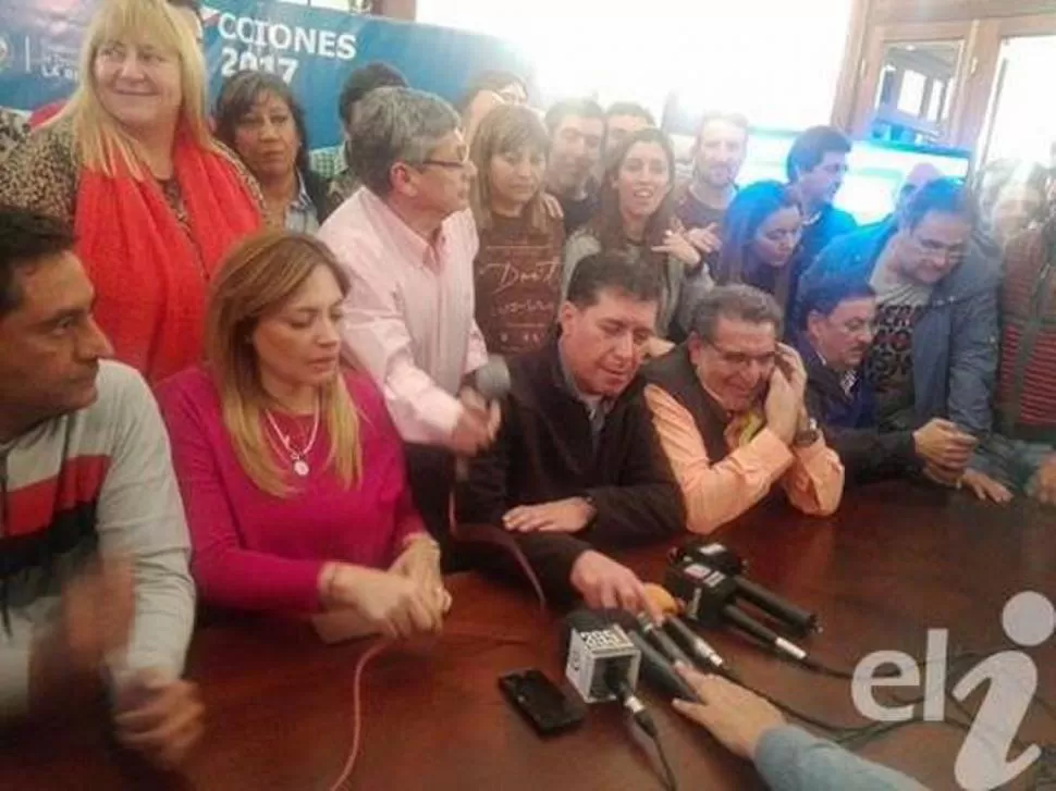 EXULTANTES. El gobernador Casas y el titular del PJ local, Luis Beder Herrera. elindependiente.com.ar 