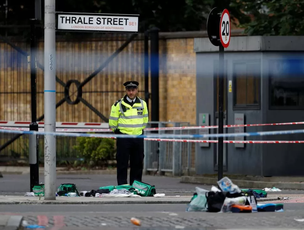 EN LONDRES. Un policía resguarda uno de los lugares del ataque. fotos reuters