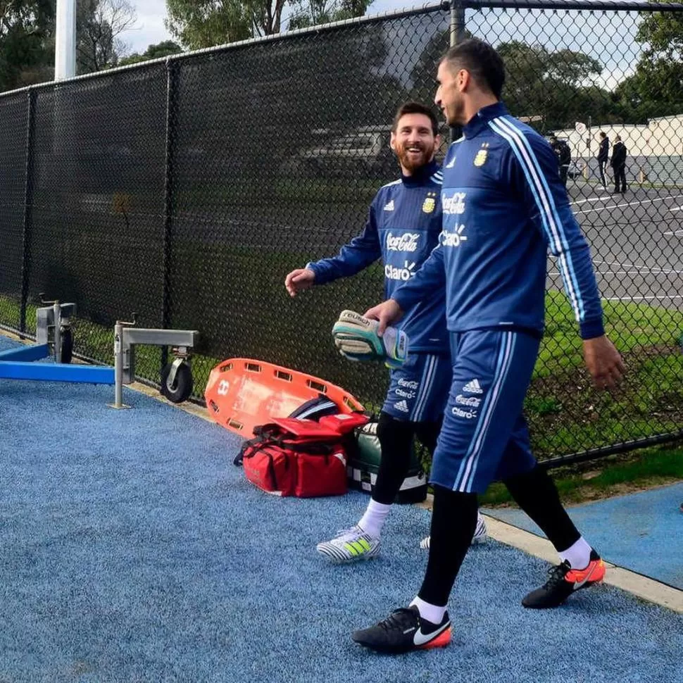 SONRISAS. Lionel Messi bromea con el arquero Nahuel Guzmán segundos antes de la primera práctica en tierra australiana. twitter / @Argentina