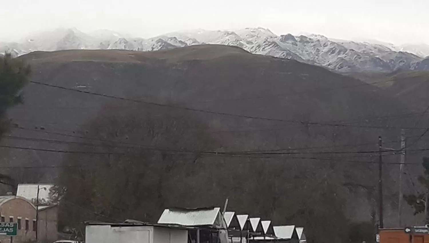 CUMBRES BLANCAS. Así se vio la nevada en el cerro desde El Mollar. FOTO TOMADA DEL FACEBOOK DE EVA REINOSO