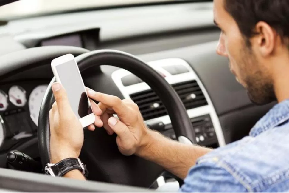 MÁXIMO RIESGO. Durante 2017 se libran alrededor de 500 actas de infracción mensuales a quienes se detecta usando el celular mientras conducen. 