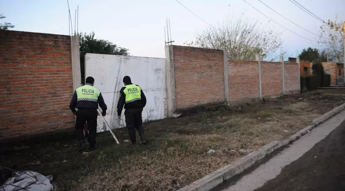 BIEN CUSTODIADO. Dos policías protegen el depósito de chatarras. la gaceta/foto de osvaldo ripoll