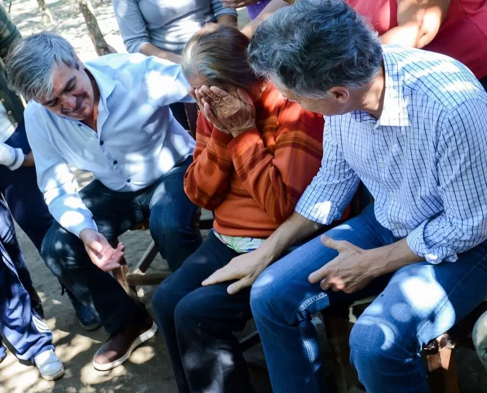 MONTEAGUDO. Macri y Cano en una de las zonas afectadas, el 10 de abril. presidencia 