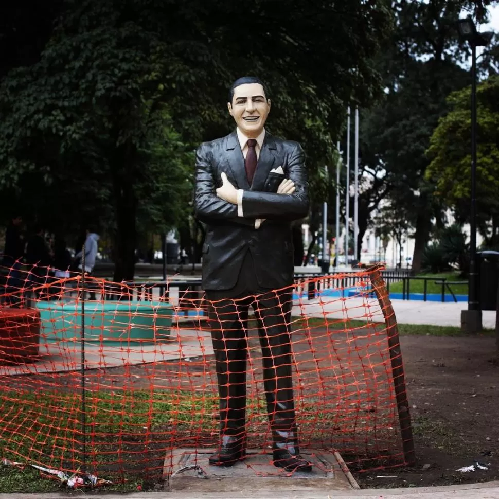 CARLOS GARDEL. La estatua se colocó ayer en la plaza Urquiza. la gaceta / foto de diego aráoz