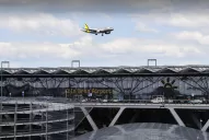 Tensión en el aire: por una mochila abandonada desviaron un avión que iba a Londres