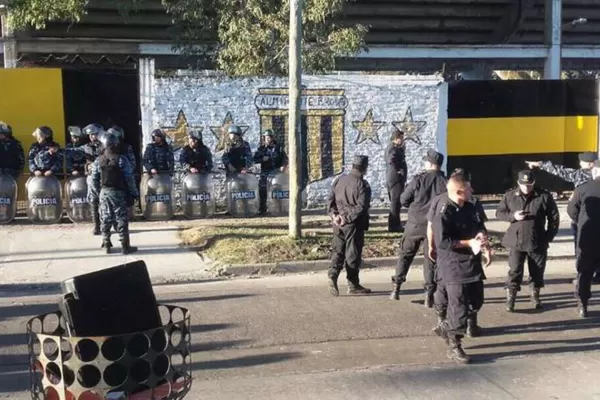 Graves incidentes entre la barra de Talleres de Escalada y la