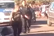 Denuncian a un policía que atacó con un látigo a una mujer que se exhibía desnuda en el parque 9 de Julio