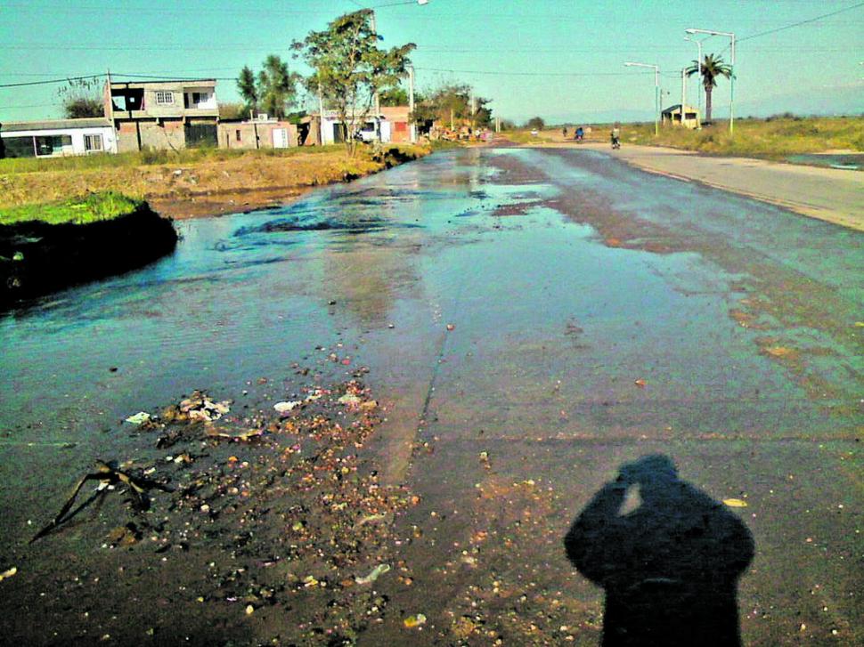 Una pérdida de agua potable está generando problemas entre vecinos - LA ...