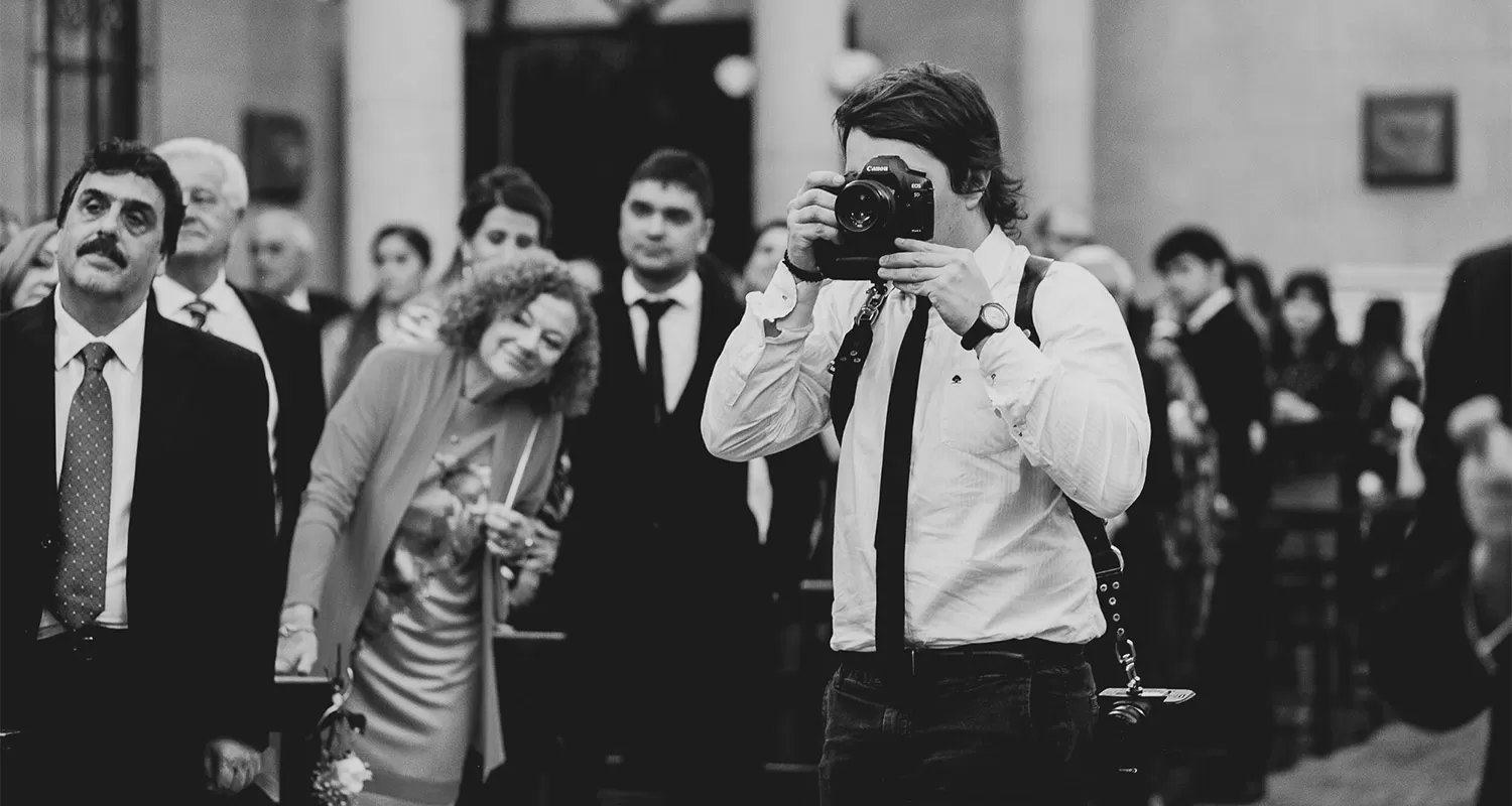 CÁMARA EN MANO. Benjamín Guardia se dedica a la fotografía de bodas. FOTO TOMADA DE FACEBOOK.COM/BENJAMIN.GUARDIA.7