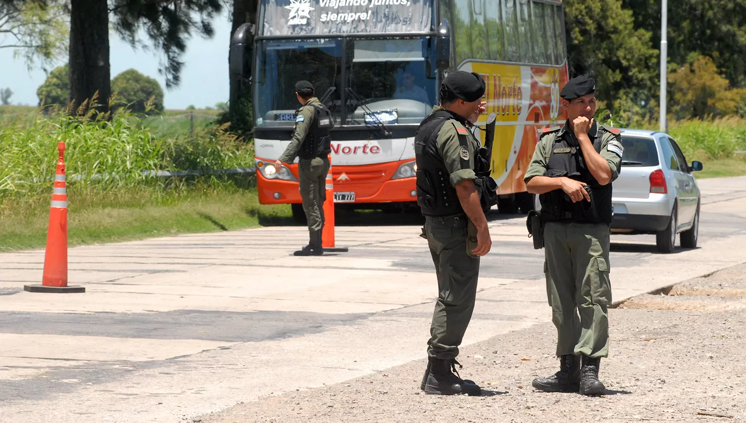 OPERATIVO. Personal de Gendarmería realiza controles en una ruta tucumana. ARCHIVO