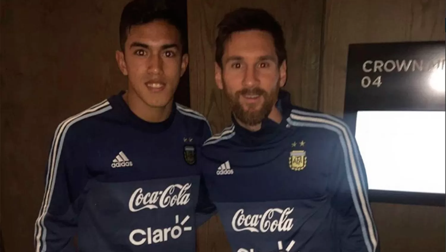 Cuello junto a su ídolo, Lionel Messi. FOTO TOMADA DE WWW.TWITTER.COM/TOMASCUELLO16