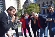 Como el jefe del PE no los recibió, se cruzaron por empanadas