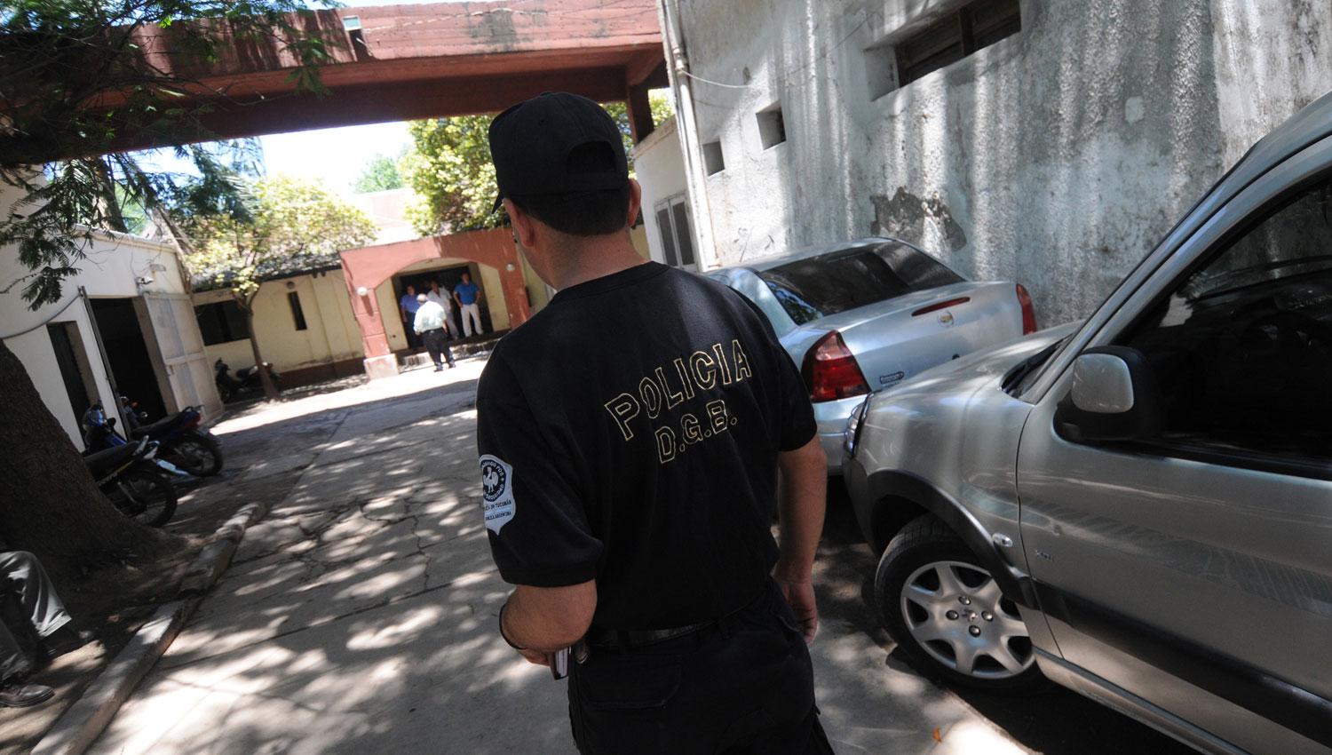 INSTITUTO ROCA. Un policía, en el acceso a la institución. ARCHIVO