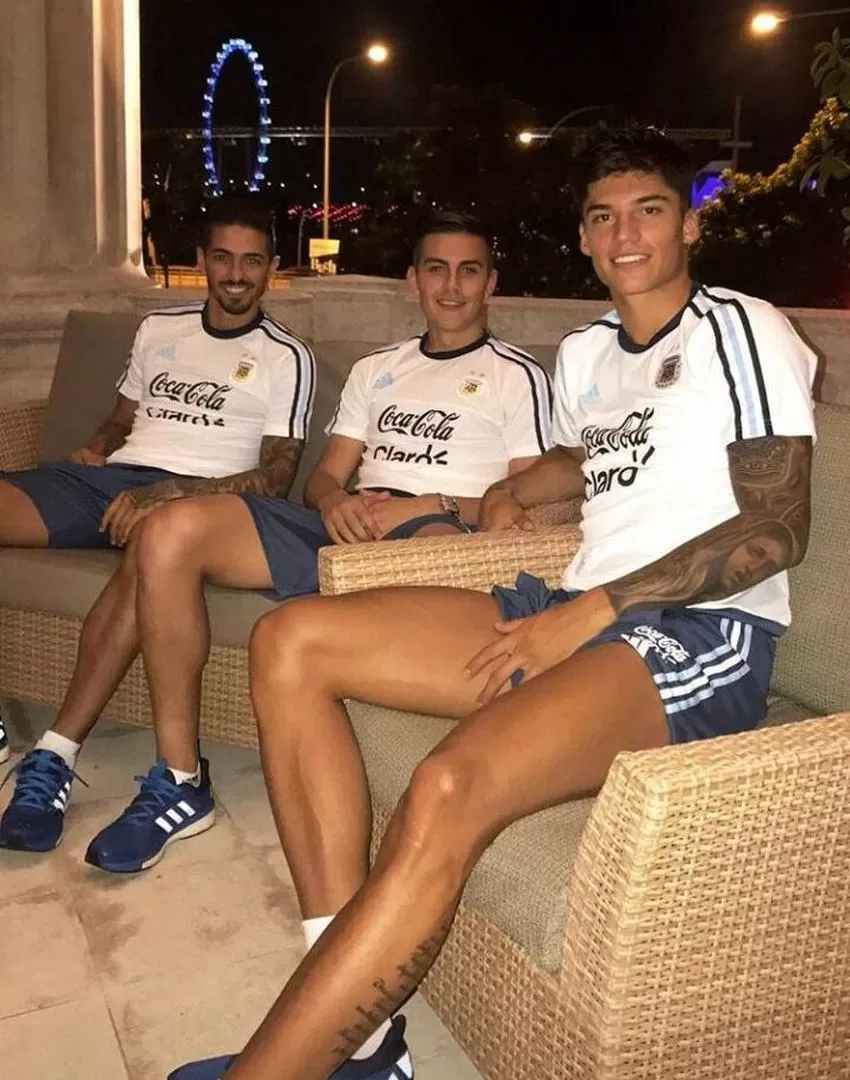 DE POTRERO. El “Tucu” Correa posa con la “Joya” Dybala y Manuel Lanzini. Los tres estarán en cancha hoy ante Singapur. twitter / @argentina