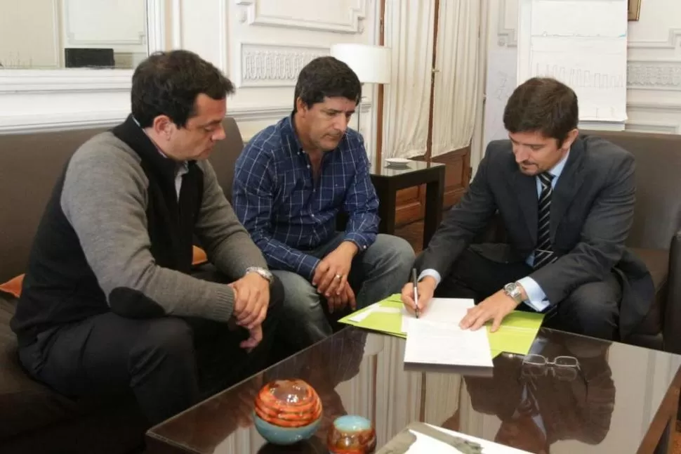 ACUERDO. Giobellina (derecha) y Pirlo (centro) rubricaron el documento para generar acciones en conjunto. ente tucumán turismo