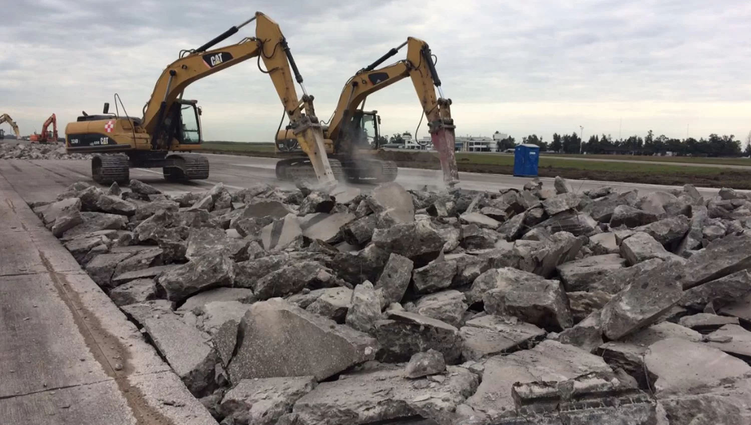EN MARCHA. Los martillos neumáticos levantan el grueso concreto, que será reemplazado por otra capa más acorde a las necesidades del nuevo aeropuerto de Tucumán. FOTO TOMADA DE TWITTER.COM//FLAP152