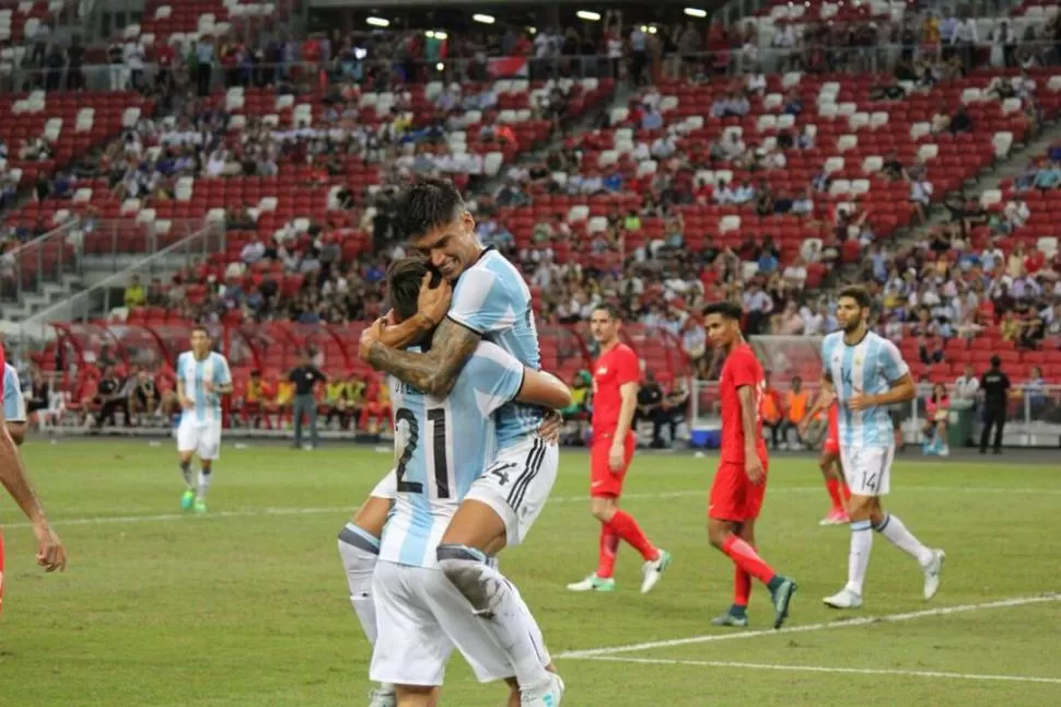 ¡GRACIAS! Correa saltó sobre Dybala, que lo asistió en su primer gol en Argentina. twitter @Argentina