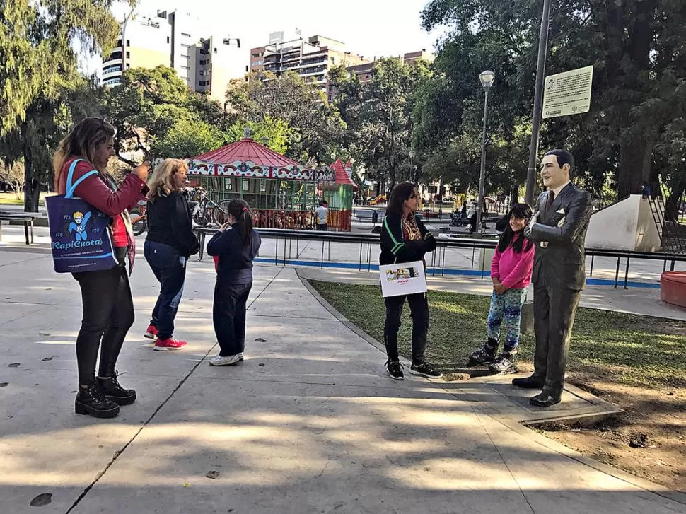 “EL MOROCHO DEL ABASTO”. Los tucumanos empiezan a descubrir la estatua y las fotos son el siguiente paso. FOTOS  DE JULIO MARENGO.-
