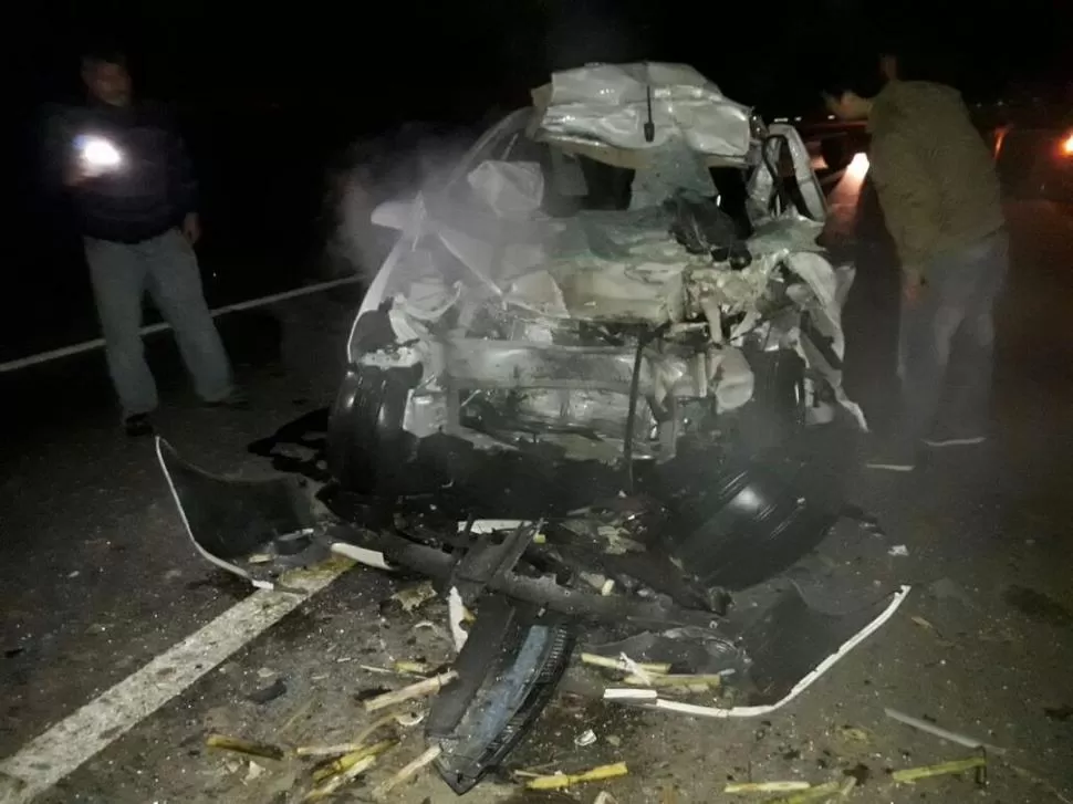 EL ÚLTIMO ACCIDENTE. Así quedó el Toyota Corolla que el lunes a la noche chocó contra una rastra en la ruta 38; su conductor falleció en el acto. 