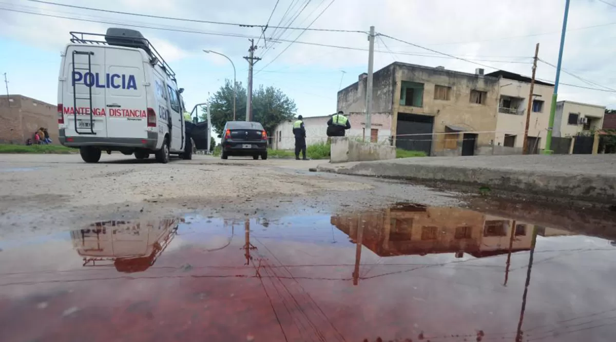 OPERATIVO. Policías realizan pericias en Villa 9 de Julio luego de un tiroteo ocurrido el año pasado. ARCHIVO