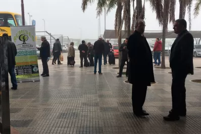 Cientos de pasajeros se vieron afectados por la niebla en el aeropuerto de Termas de Río Hondo