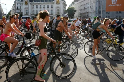 Desnudos y sobre ruedas por las ciudades