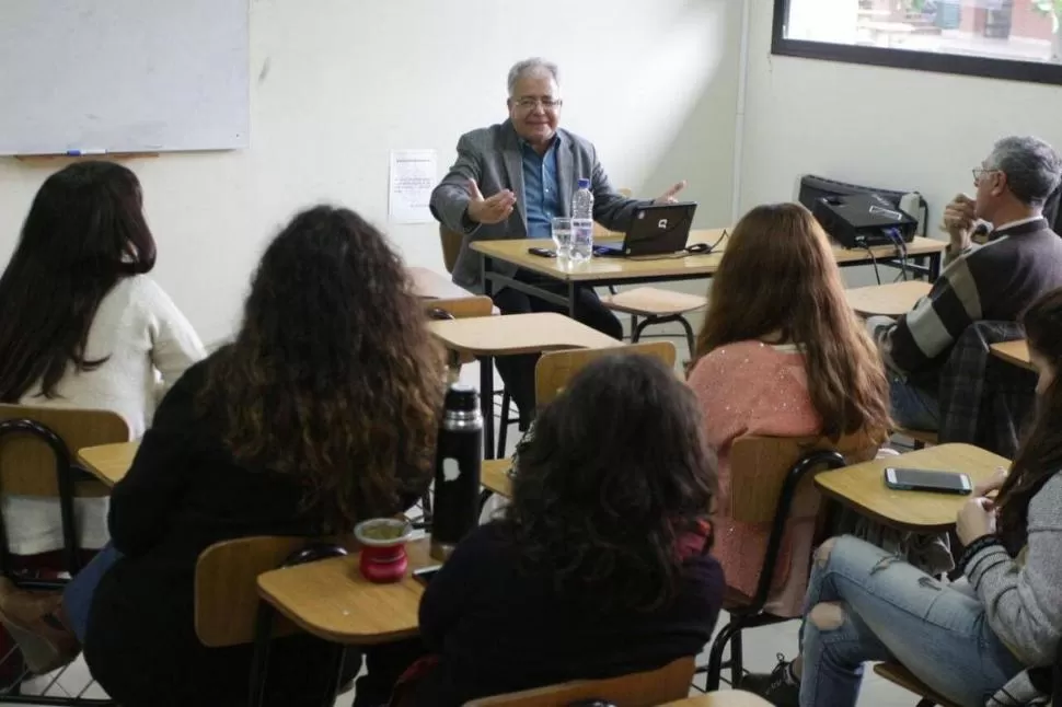 EN PLENA CLASE. Zeraoui expone frente a estudiantes sobre la crisis de Medio Oriente en la San Pablo-T. San Pablo-T
