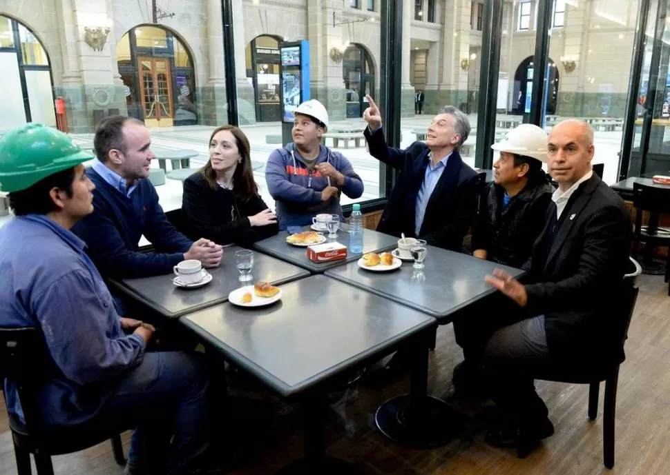 VISITARON OBRAS. Macri, Vidal y Rodríguez Larreta compartieron un café con personal del Ferrocarril Mitre. TWITTER @mauriciomacri
