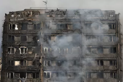 Increíble: el edificio incendiado en Londres estaba revestido con material inflamable