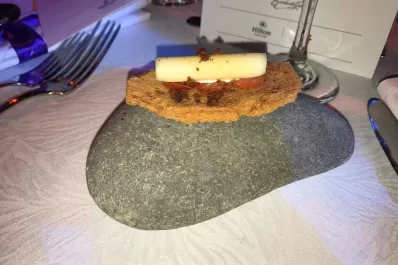 El menú de comida en los Martín Fierro: el plato de entrada se sirvió sobre una piedra