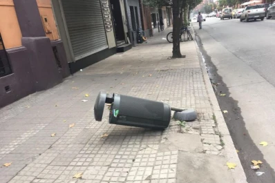 Un cesto para papeles se encuentra vencido en Barrio Norte