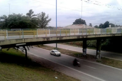 Le dispararon un balazo en la rodilla para robarle la moto