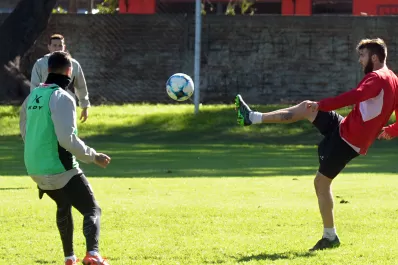 Cagna convocó a 20 jugadores en San Martín para visitar Boca Unidos