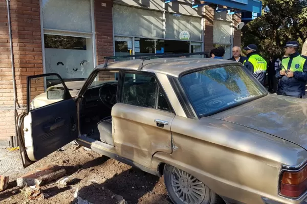 Un auto se subió a la vereda y se estrelló contra el banco de 25 de Mayo y Sarmiento