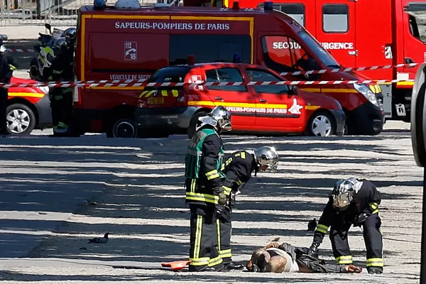 Alarma en París: evacúan los Campos Elíseos luego de que un auto impactara contra un patrullero