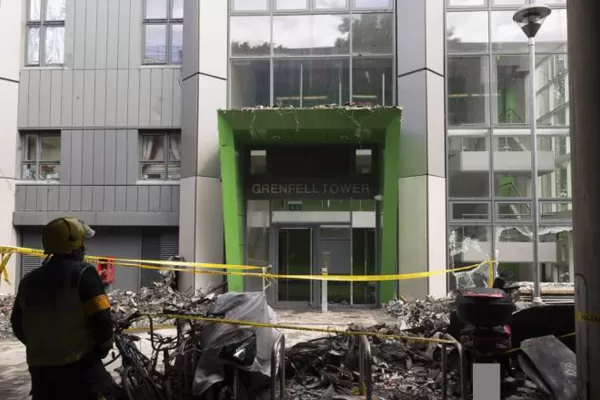 Subió a 79 la cifra de víctimas fatales por el incendio en un edificio de Londres