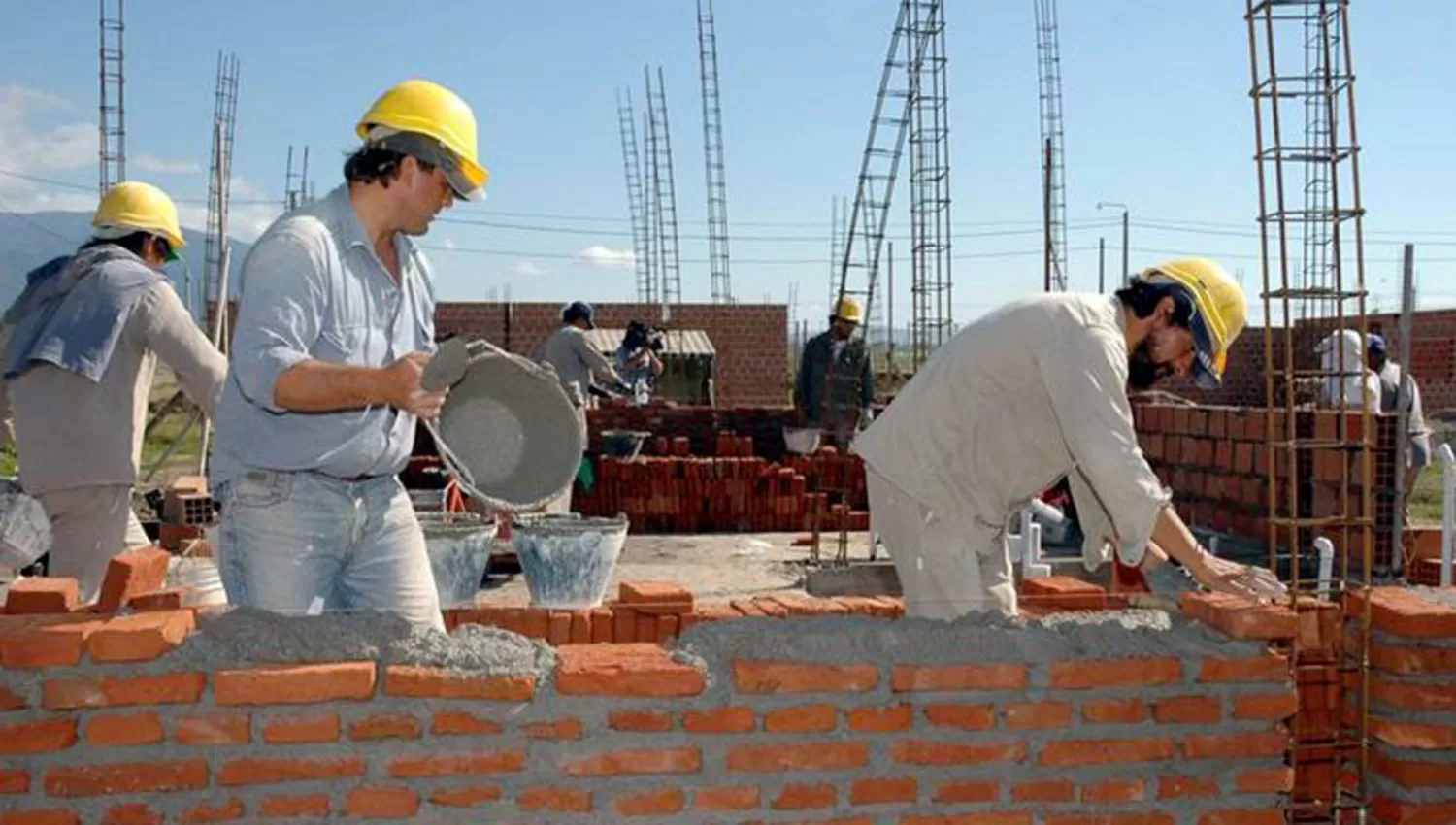 CONSTRUCCIÓN. Un grupo de obreros levanta una vivienda en el marco del plan Procrear. ARCHIVO