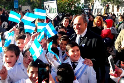 Más de 2.000 alumnos le prometieron lealtad a la Bandera en la plaza Independencia