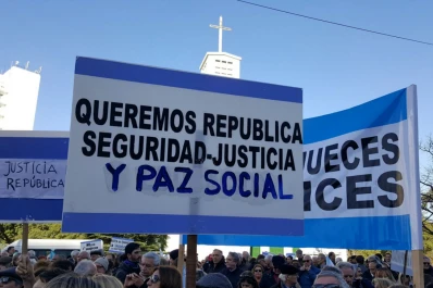 Mientras Cristina lanzaba su nuevo frente, manifestantes marcharon contra la corrupción